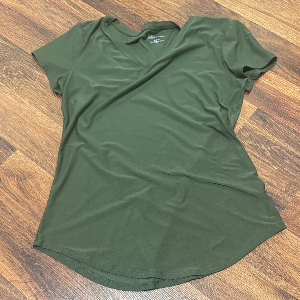 No Boundaries Forest Green V-Neck Short Sleeve Tee